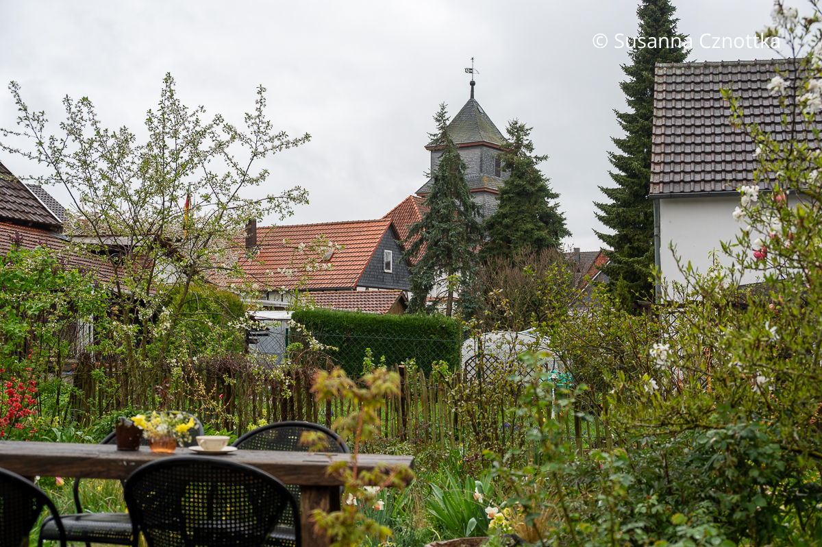 Geborgte Aussicht: ein Kirchturm im Gartenbild