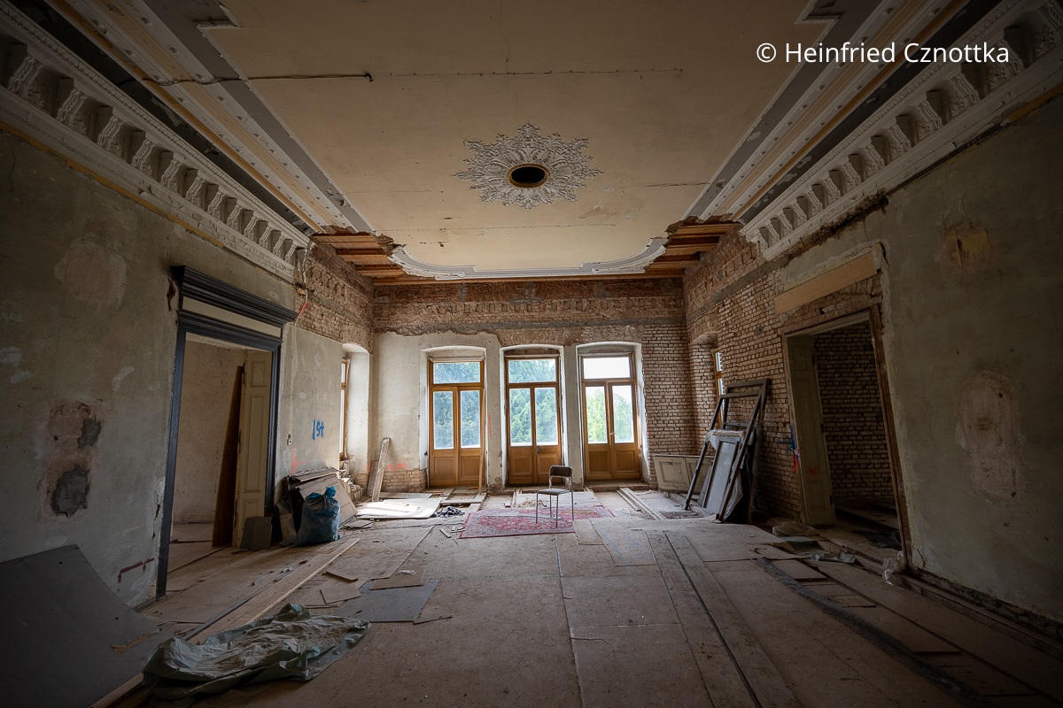 Blick in einen Raum der  renovierungsbedürftigen Villa der Familie Kneiff im Park Hohenrode in Nordhausen