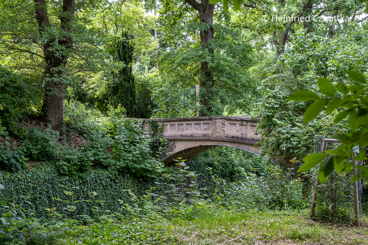 Eine alte steinerne Brücke im Park Hohenrode im Südharz