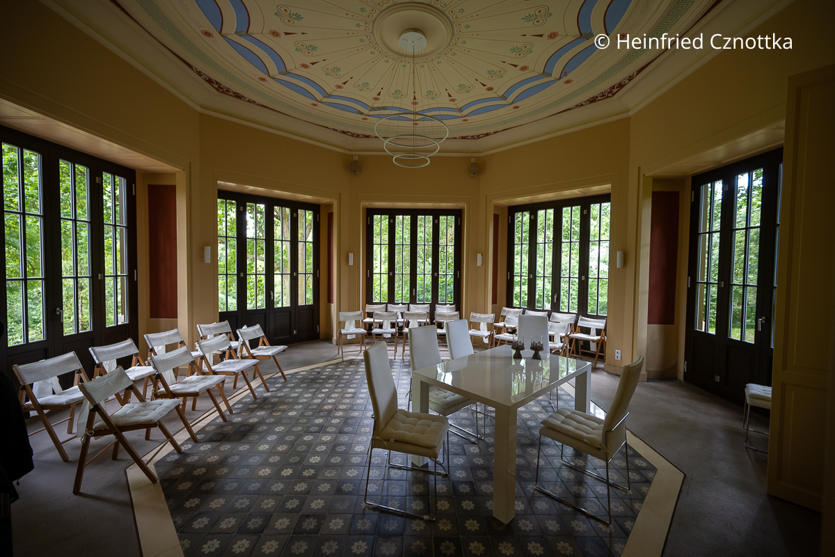 Im Inneren des Pavillons im Park Hohenrode in Nordhausen mit festlicher weißer Bestuhlung für Hochzeiten
