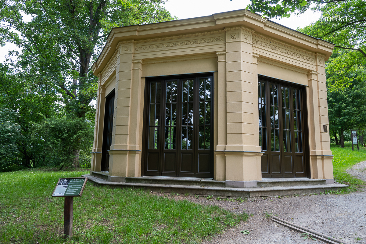 Achteckiger Pavillon im Park Hohenrode in Nordhausen mit beigem Anstrich und dunkelbraunen zeweiflügeligen Holztüren