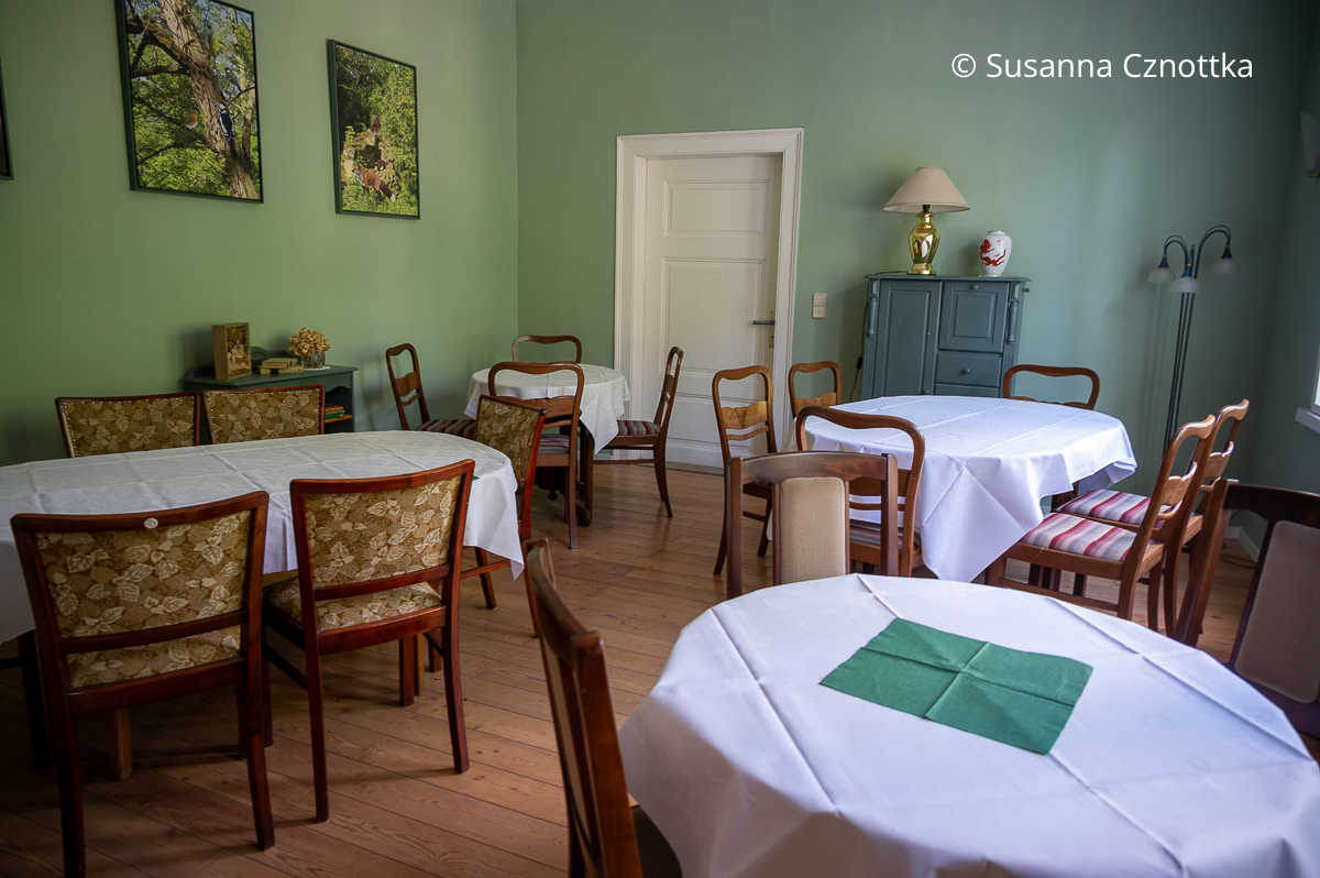 Gemütliches Kaffee im Südharz: die "gute Stube" im Kutscherhaus im Park Hohenrode in Nordhausen ist mit alten Möbeln eingerichtet