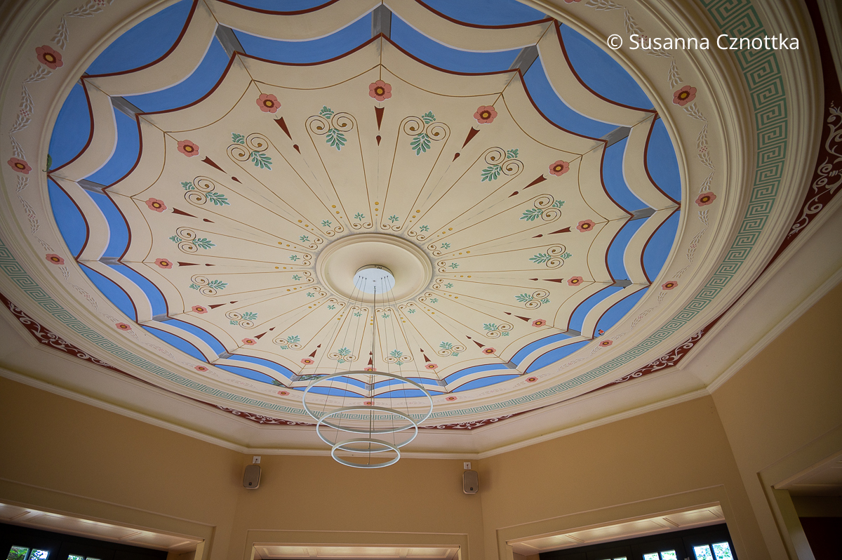 Bemalte Decke im Pavillon in Cremefarben, Dunkelrot und leuchtendem Blau