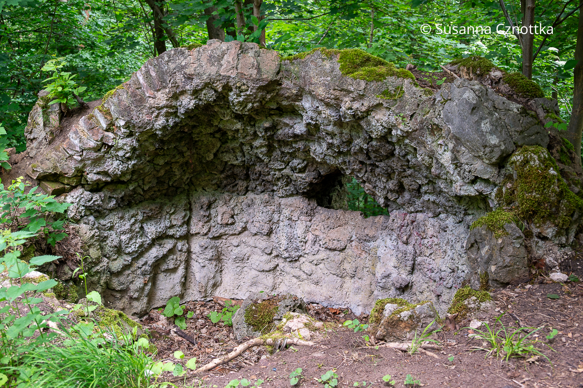 Eine kleine künstlich angelegte Grotte im Park Hohenrode in Nordhausen/Südharz