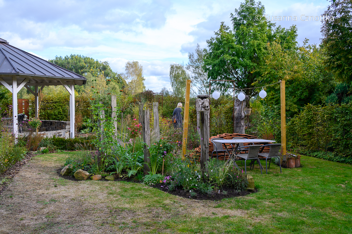 Upcycling im Garten: Beet mit alten Balken als Stelen