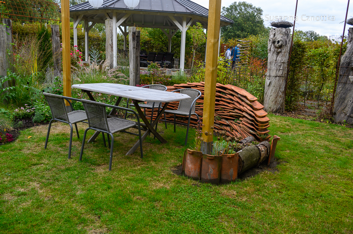 Upcycling im Garten: Sitzplatz mit Mäuerchen aus Dachziegeln