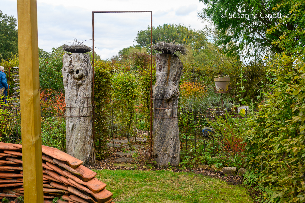 Tor aus alten Baumstämmen in einem Garten