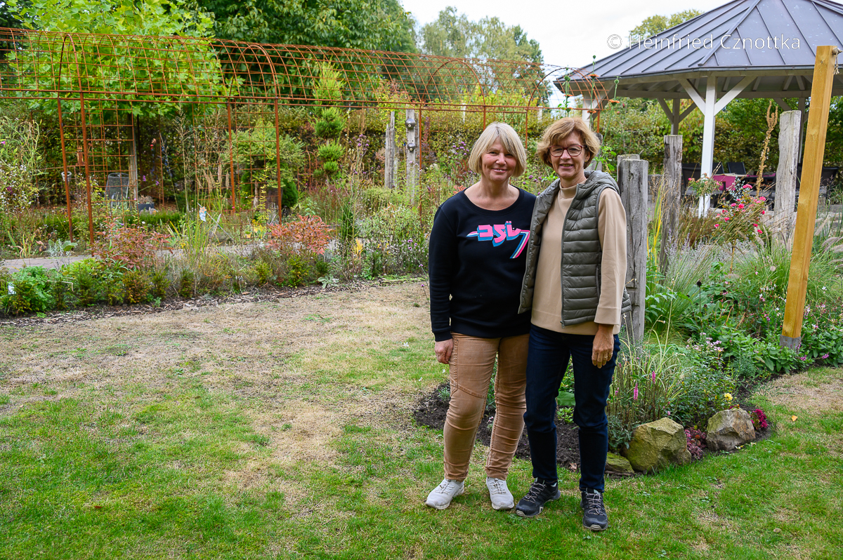Gartenbesuch: Petra Herbermann und Susanna Cznottka