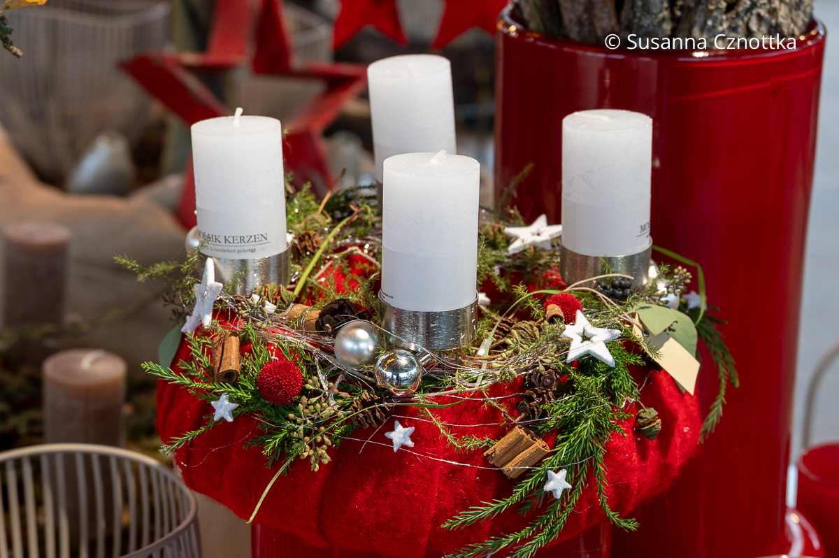 Adventskranz mit rotem Filz und weißer Deko aus Sternchen, Kugeln und Stumpenkerzen