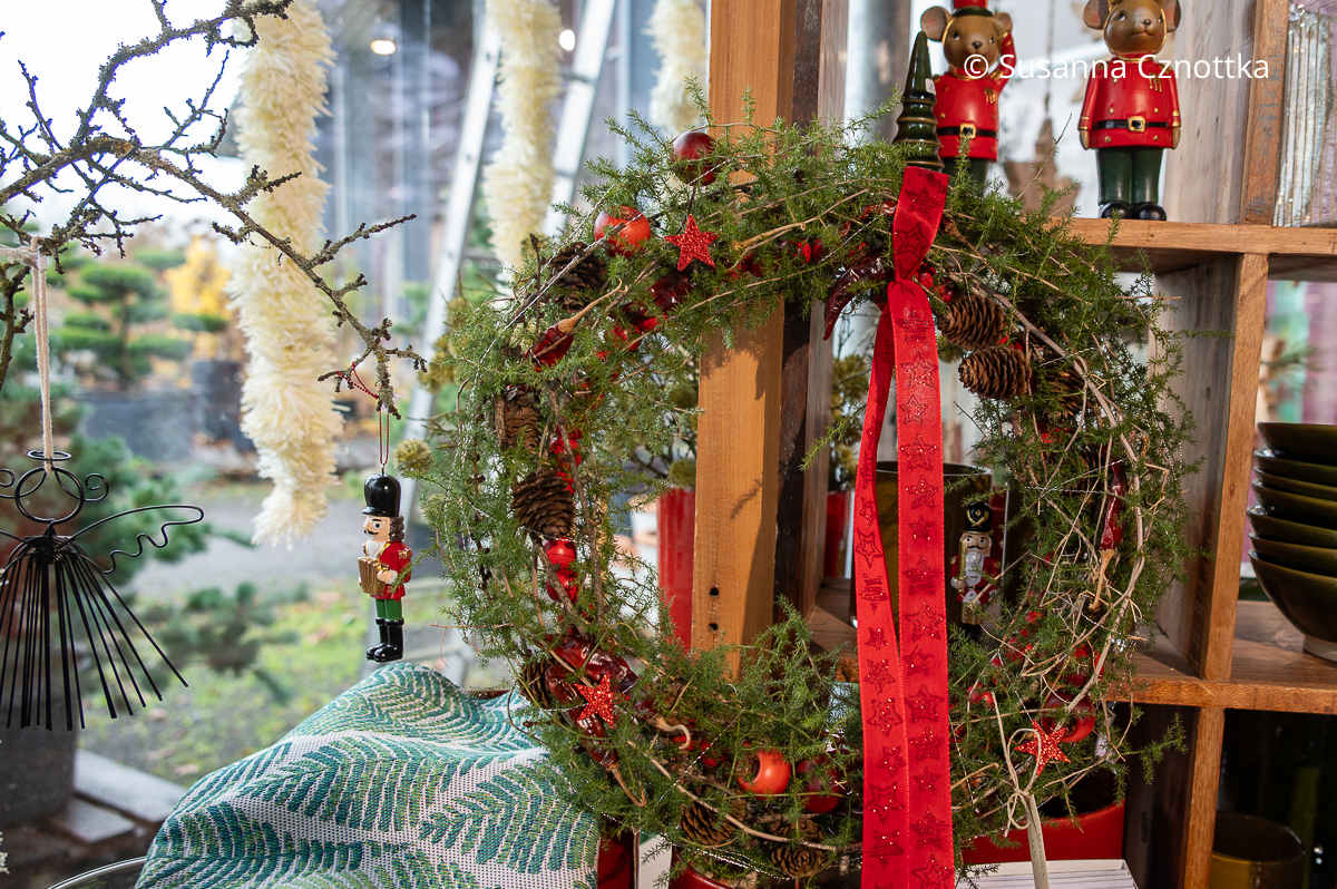 Weihnachtlicher Kranz ohne Kerzen aus Asparagus mit roten Perlen und Sternchen