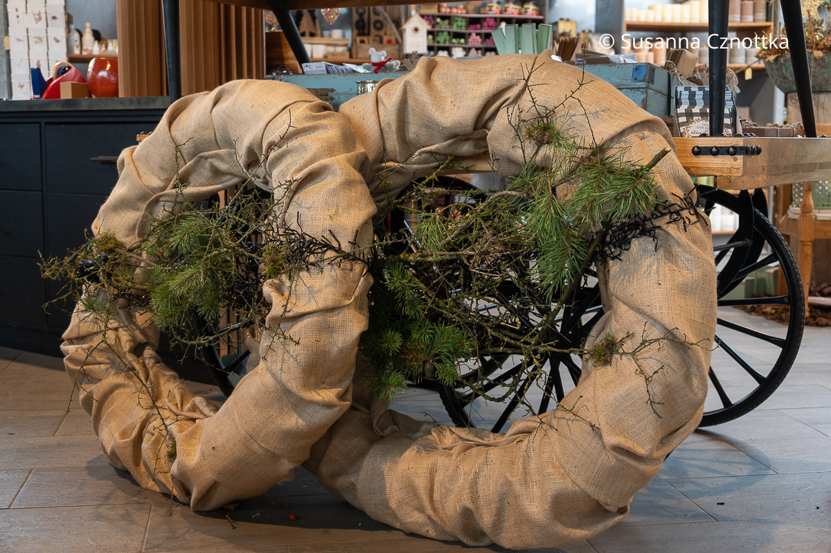 Adventsdeko einmal anders: zwei große Kränze aus mit Jute umwundenen Rohlinge und wenigen Zweigen mit Flechten und Kiefernnadeln