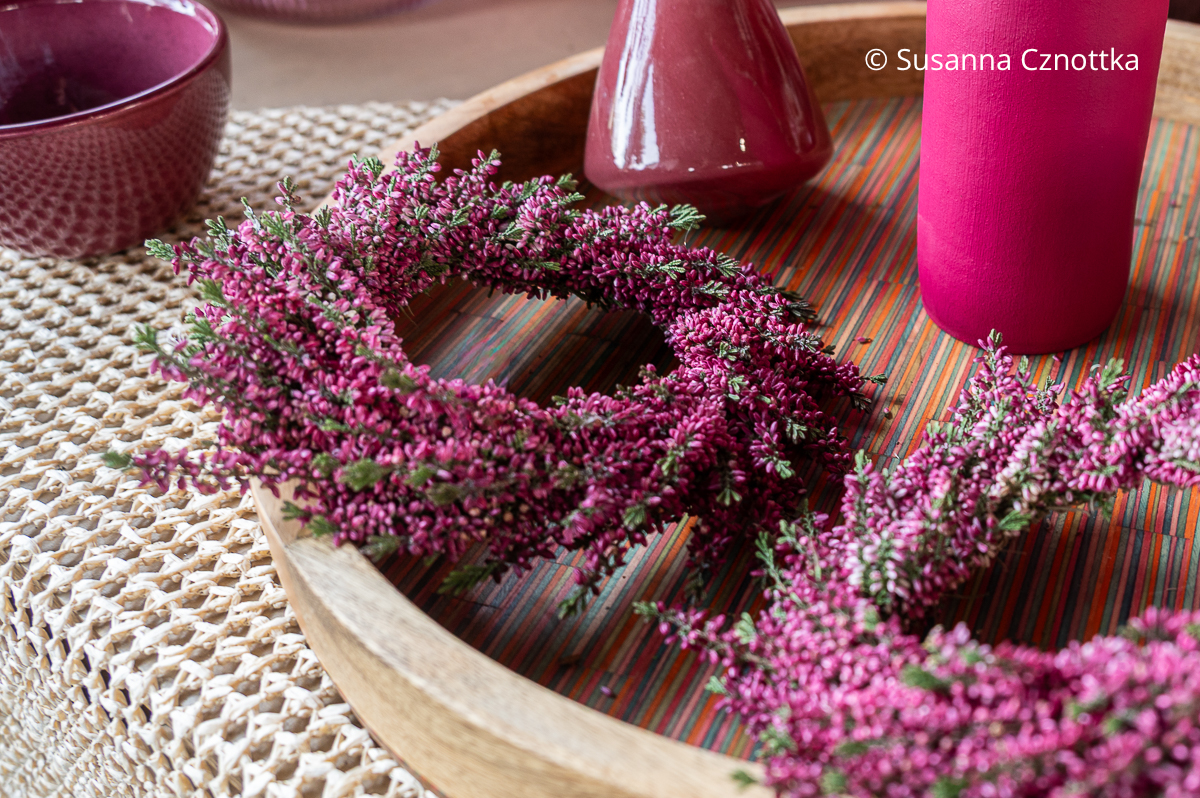 Farbtupfer für den herbstlichen Tisch: kleine Kränze aus rotvioletter Heide Farbtupfer für den herbstlichen Tisch: kleine Kränze aus rotvioletter Heide