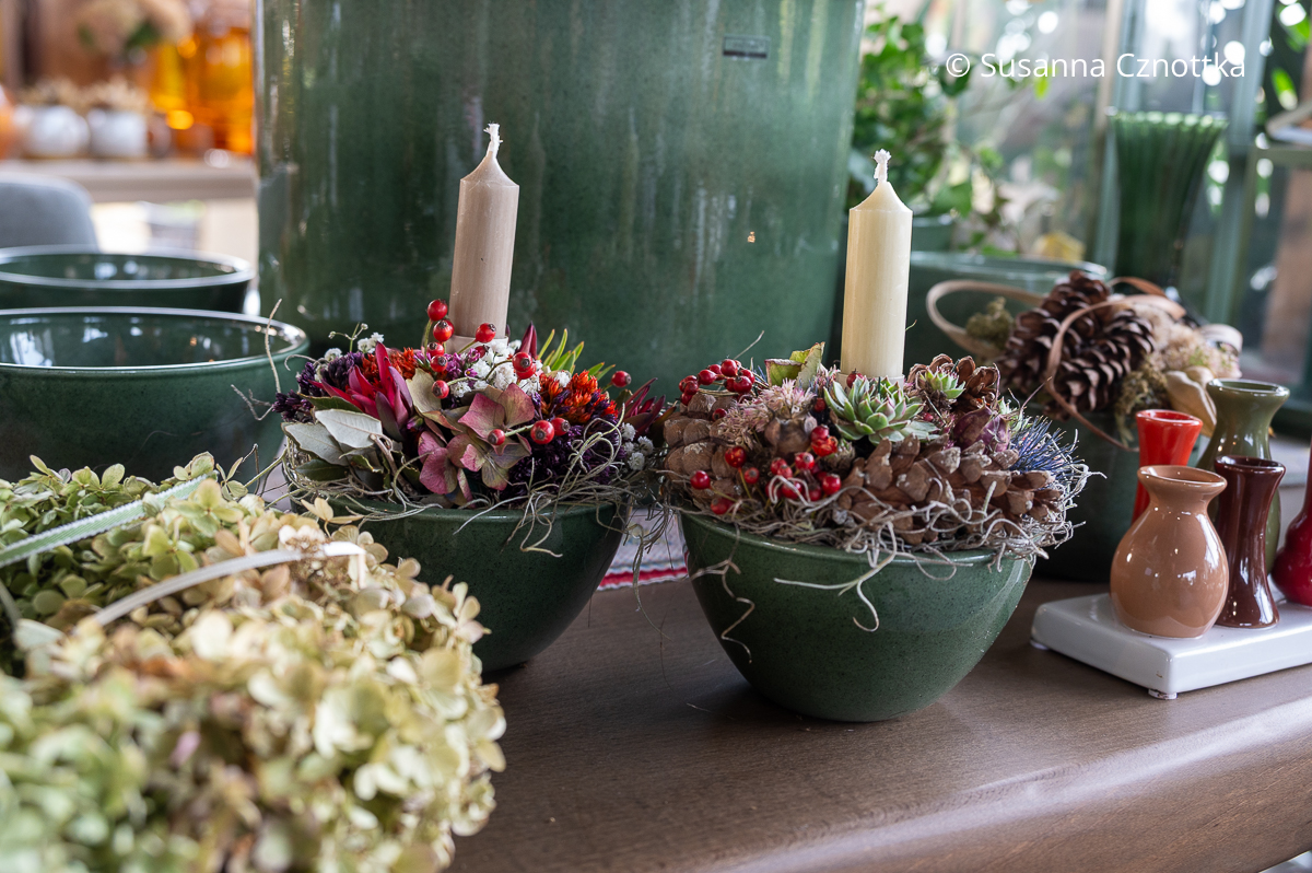 Kleine Gestecke aus herbstlichem Naturmaterial mit Kerzen in kleinen Schalen Kleine Gestecke aus herbstlichem Naturmaterial mit Kerzen in runden, grünen Schalen