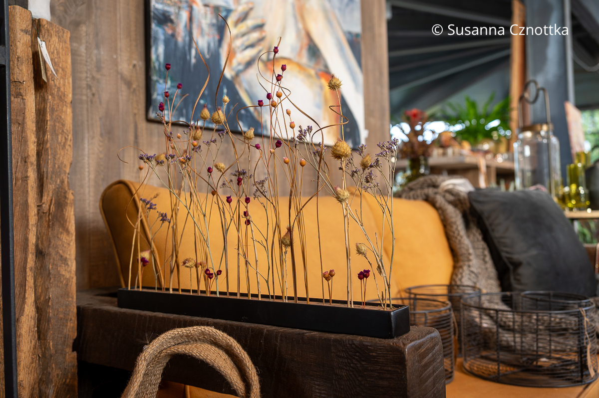 Floristisches Werkstück mit aufrecht stehenden Samenständen Floristisches Werkstück mit aufrecht stehenden Samenständen