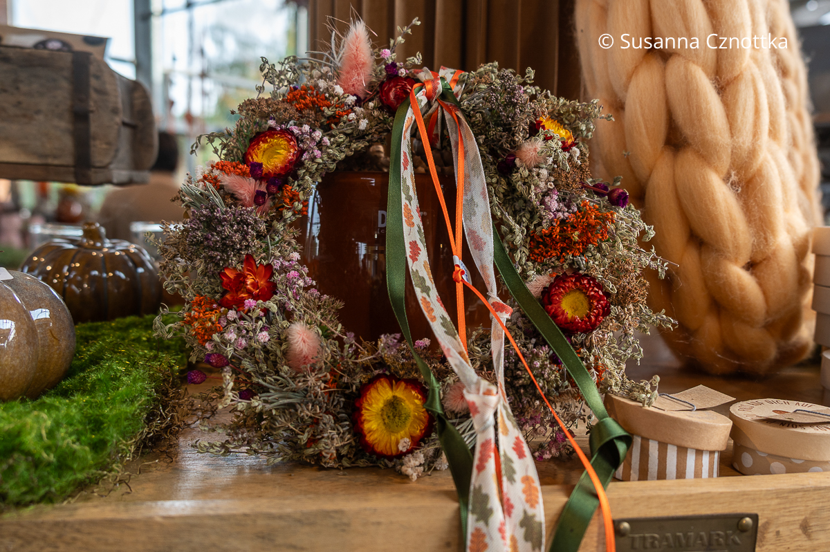Herbstlicher Kranz mit Strohblumen in warmen Farben