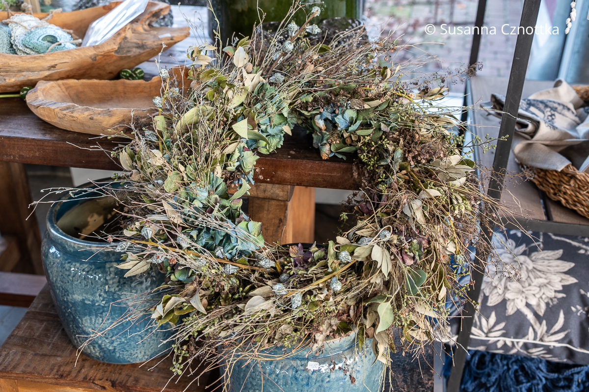 Mit Naturmaterial gestalten: Kranz aus Hortensienblüten, Eukalyptus und vielen kleinen Zweigen Mit Naturmaterial gestalten: Kranz aus Hortensienblüten, Eukalyptus und vielen kleinen Zweigen