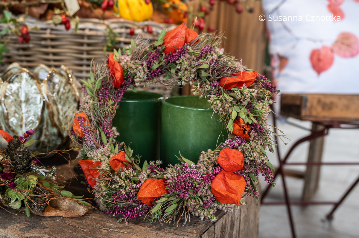 Kranz aus Naturmaterial mit Heide und Physalisfrüchten Kranz aus Naturmaterial mit violetter Heide und orangefarbenen Physalisfrüchten