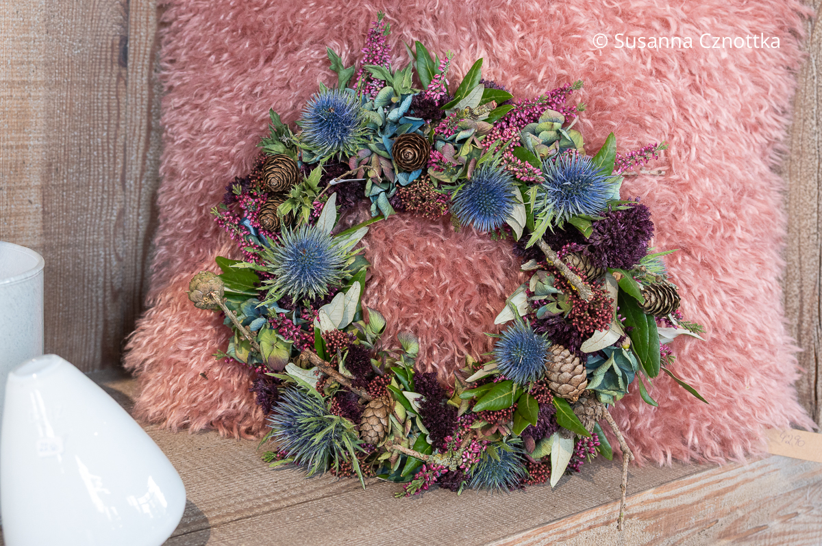Herbstfloristik: Kranz mit Lärchenzweigen und Edeldisteln Herbstfloristik: Kranz mit Lärchenzweigen und blauen Edeldisteln
