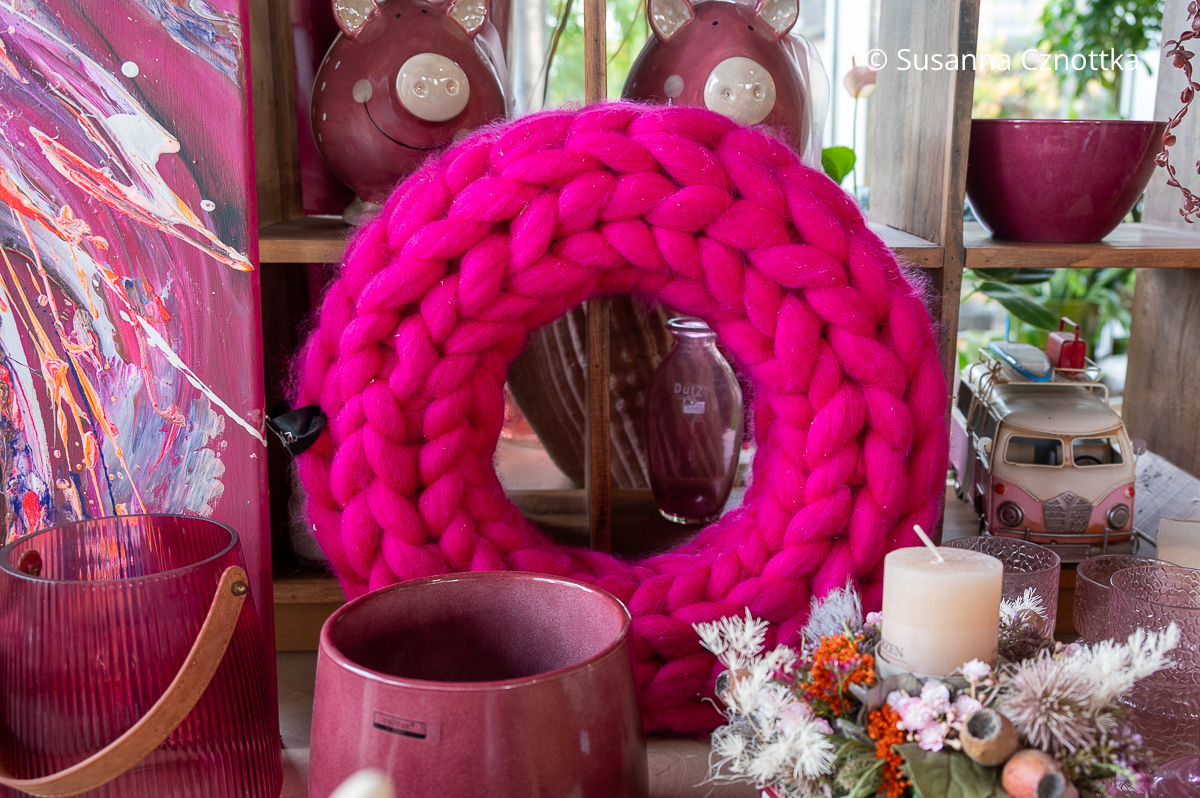 Ein pinker Filzkranz in Strickoptik Ein pinker Filzkranz in Strickoptik