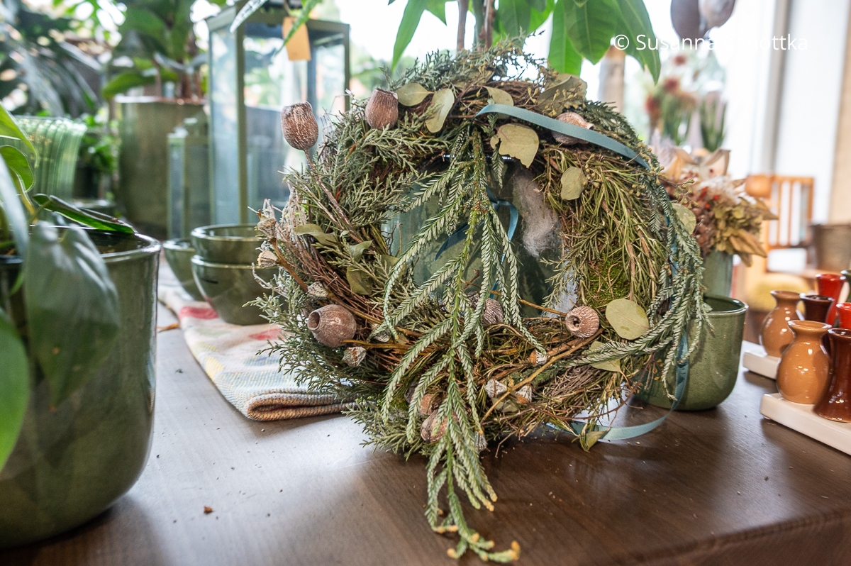 Ein Kranz aus Rosmarin, Zypresse und Eukalyptus Ein Kranz aus Rosmarin, Zypresse und Eukalyptus