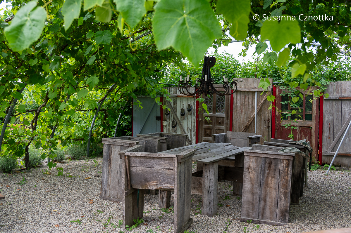 Sitzplatz unter einer Pergola mit Weinranken