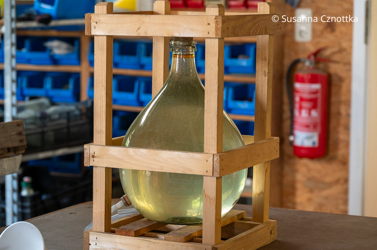 Produktion von Lavendelöl: in der bauchigen Glasflasche trennt sich das Lavendelöl vom Wasser