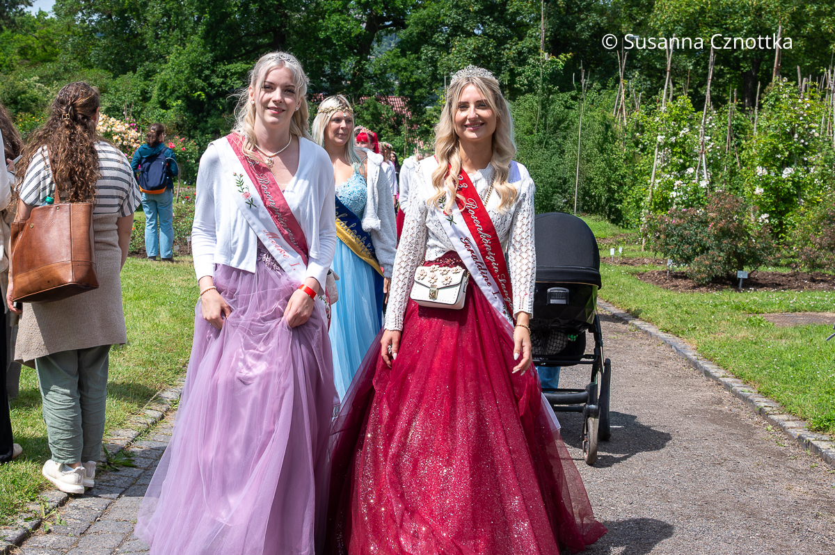 Rosenprinzessin Meike I. von Sangerhausen (links) und Rosenkönigin Geraldine I. Zwei junge Frauen in Ballkleidern mit rot-weißen Schärpen