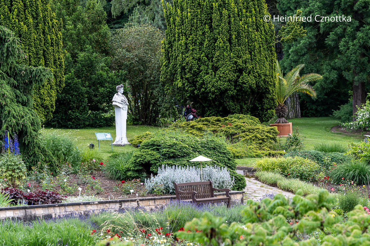 Figur der Kaiserin Auguste Viktoria im Rosarium Sangerhausen Figur der Kaiserin Auguste Viktoria im Rosarium Sangerhausen