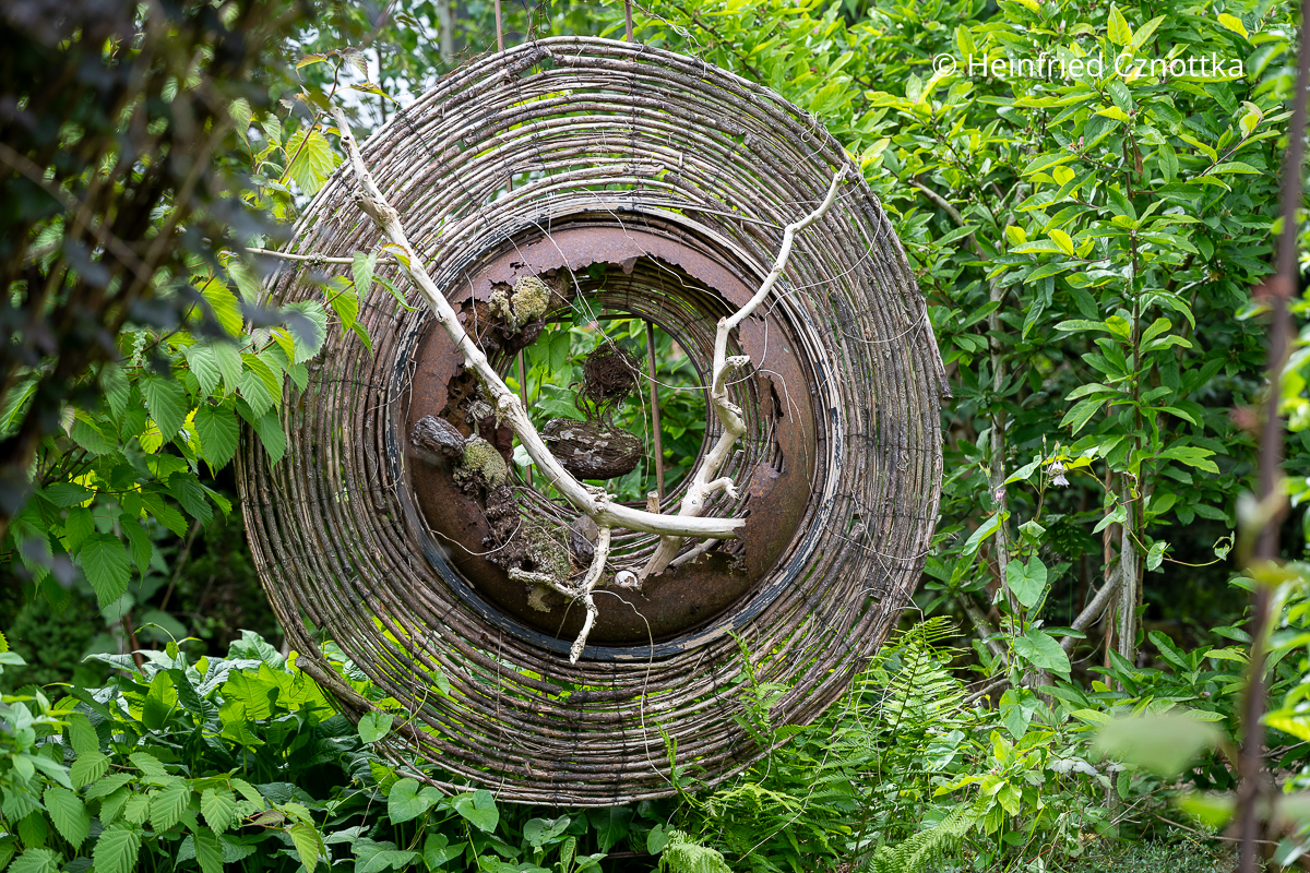 Ein rundes Werkstück aus biegsamen Zweigen und rostigem Metall
