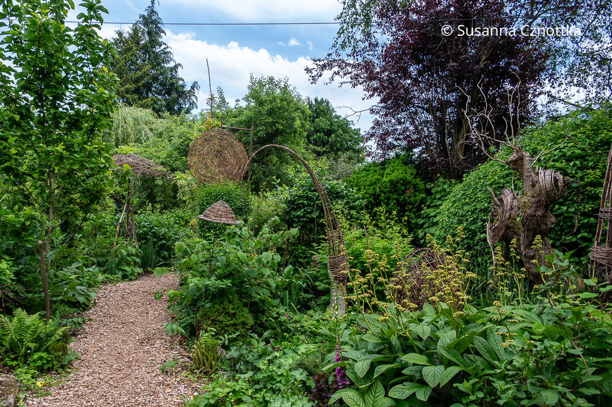 Floristische Kunstwerke aus Naturmaterial im Garten der Florist-Meisterin Anne Bussen