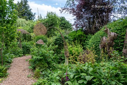 Floristische Kunstwerke aus Naturmaterial im Garten von Anne Bussen