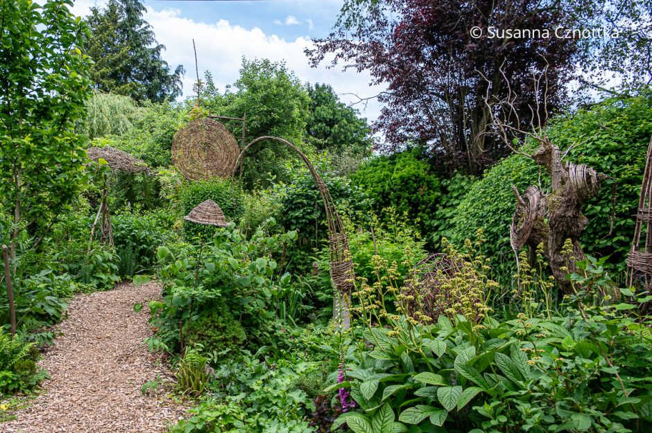 Floristische Kunstwerke aus Naturmaterial im Garten von Anne Bussen
