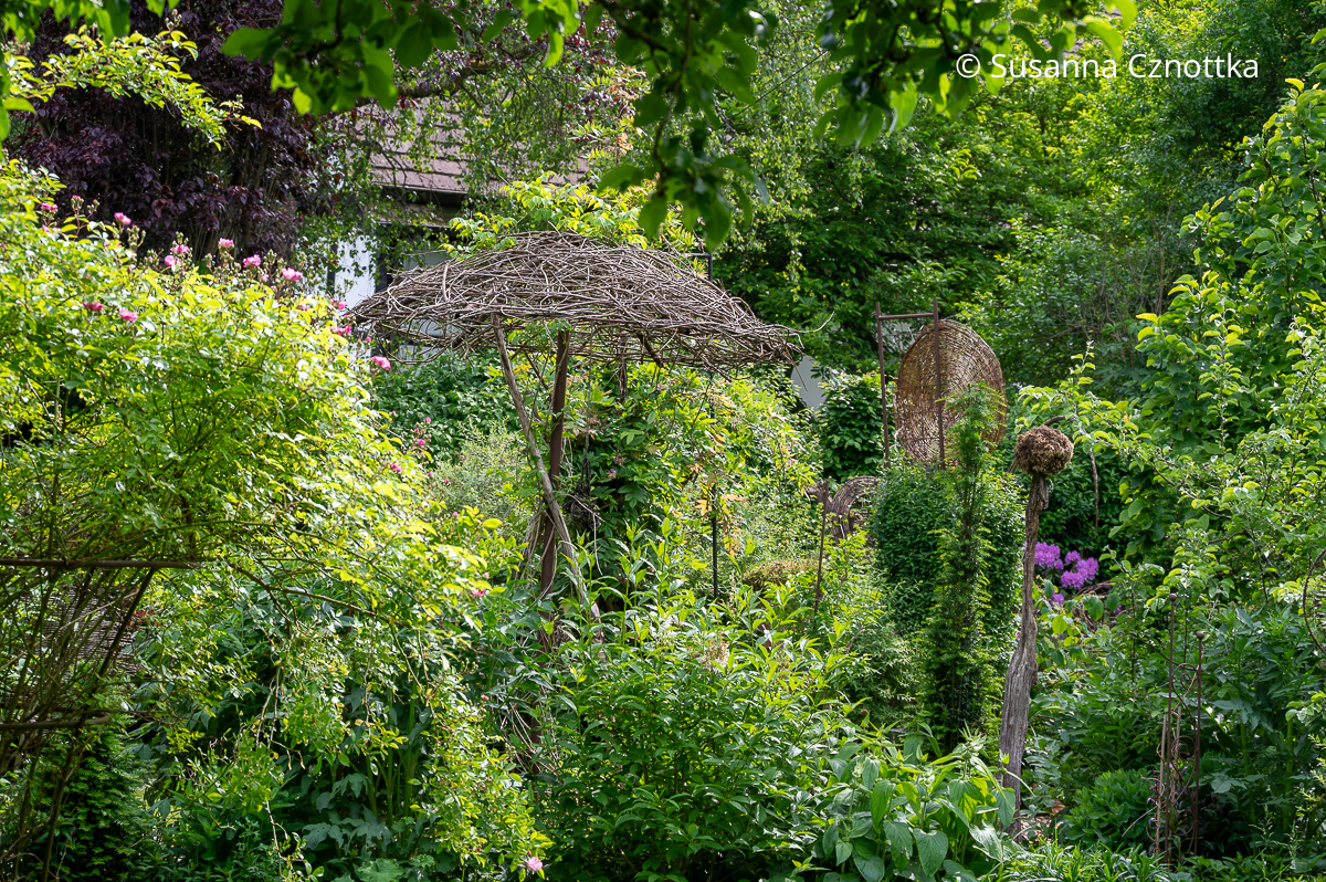 Märchenhaft: ein Schirm mit unregelmäßig hinein gewebten Ranken