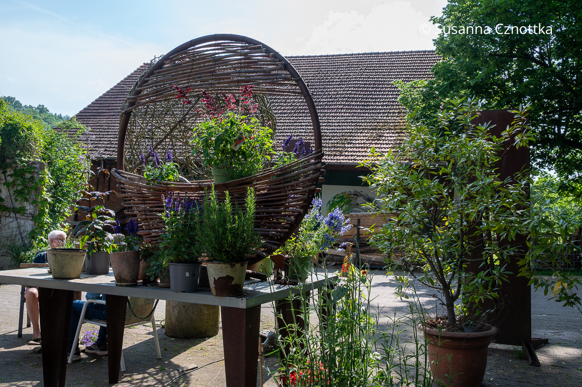 Gartendekoration aus Naturmaterial: ein Objekt von Anne Bussen