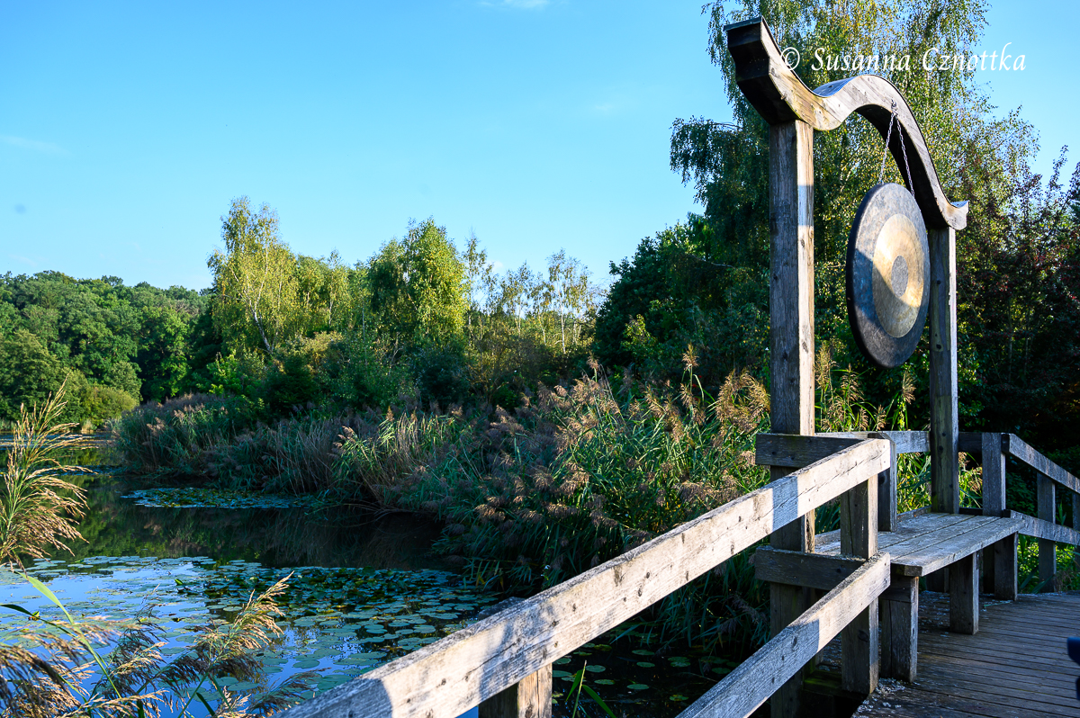 Brücke mit einem Gong im Schlosspark Dennenlohe