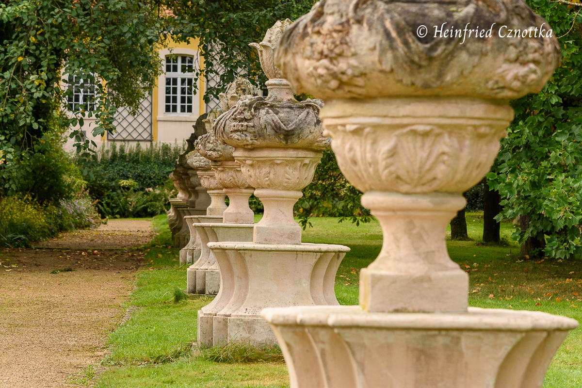 Griechische Vasen im privaten Garten von Schloß Dennenlohe