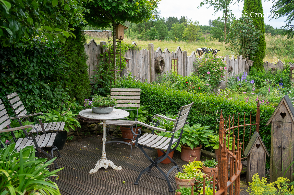 Sitzplatz und ein krativer Gartenzaun