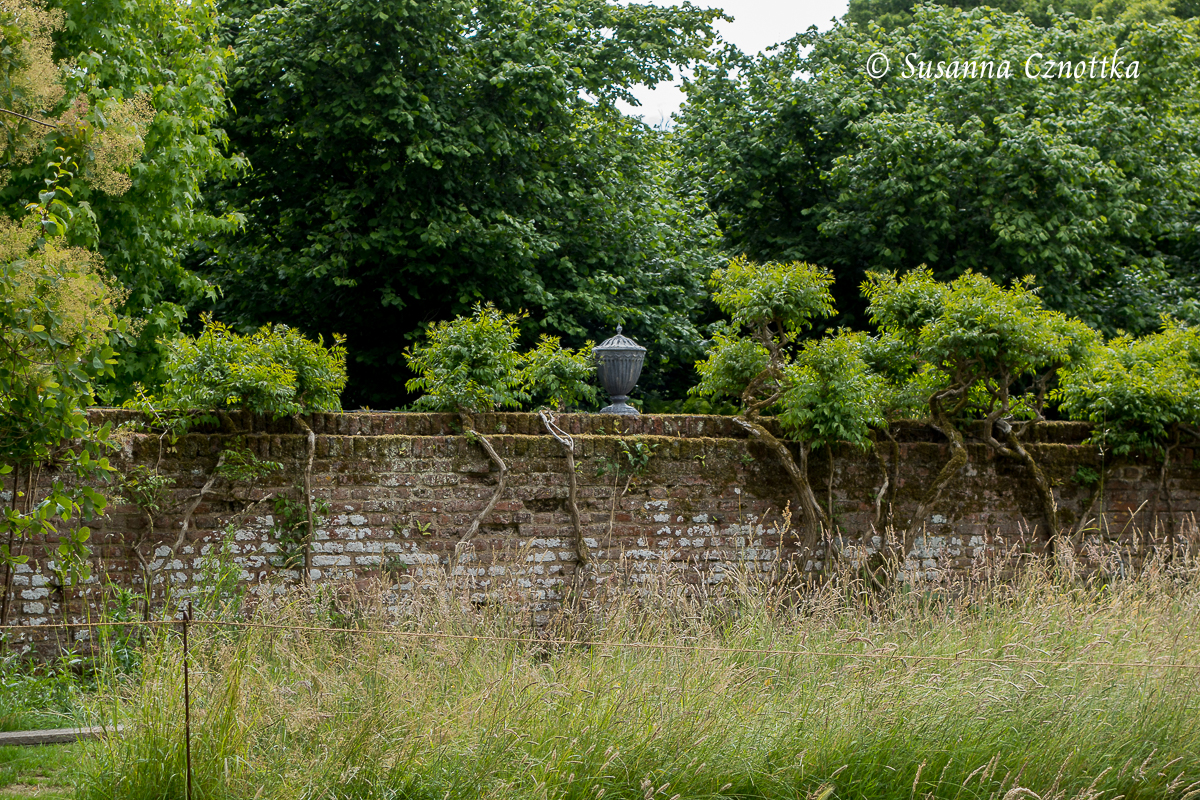 Antike Vase auf einer Mauer in Sissinghurst Castle (Sissinghurst Castle Garden, National Trust)