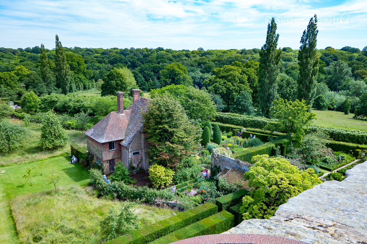 Blick vom Turm auf das South Cottage mit dem Bauerngarten (Sissinghurst Castle Garden, National Trust)