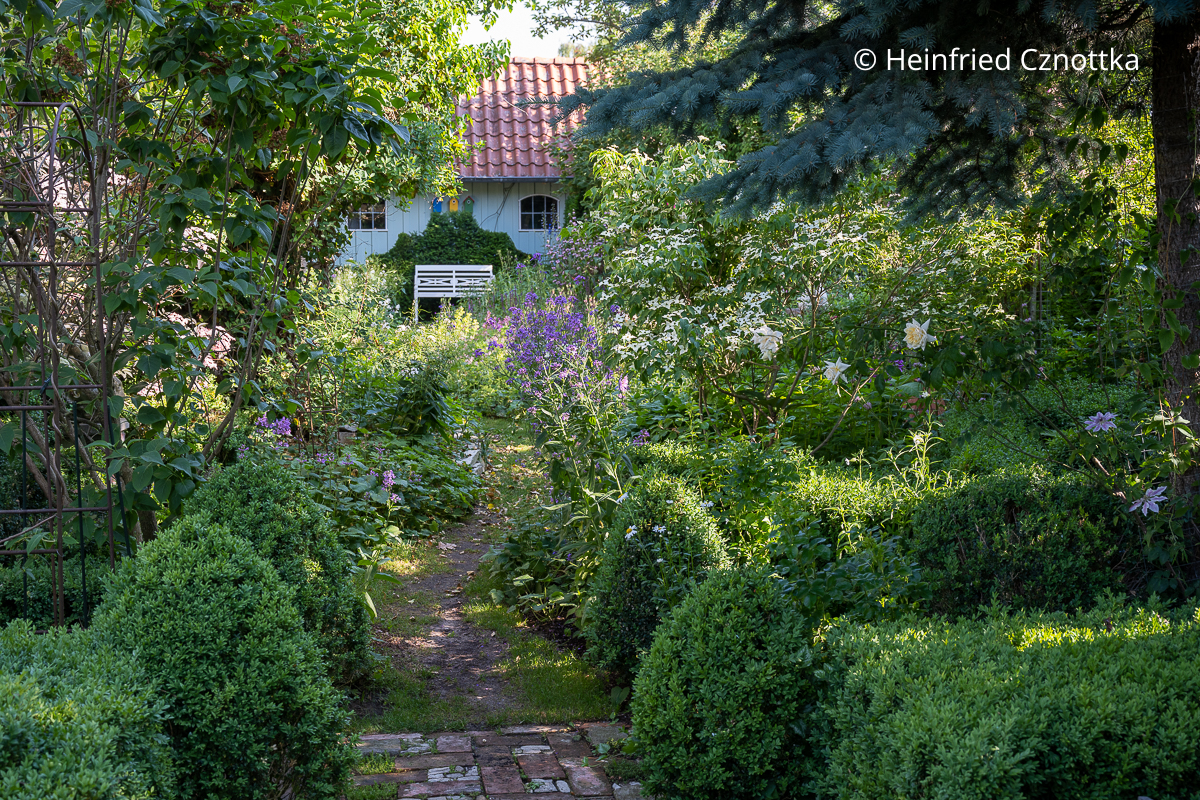 Gartengestaltung: eine Sichtachse im Cottagegarten