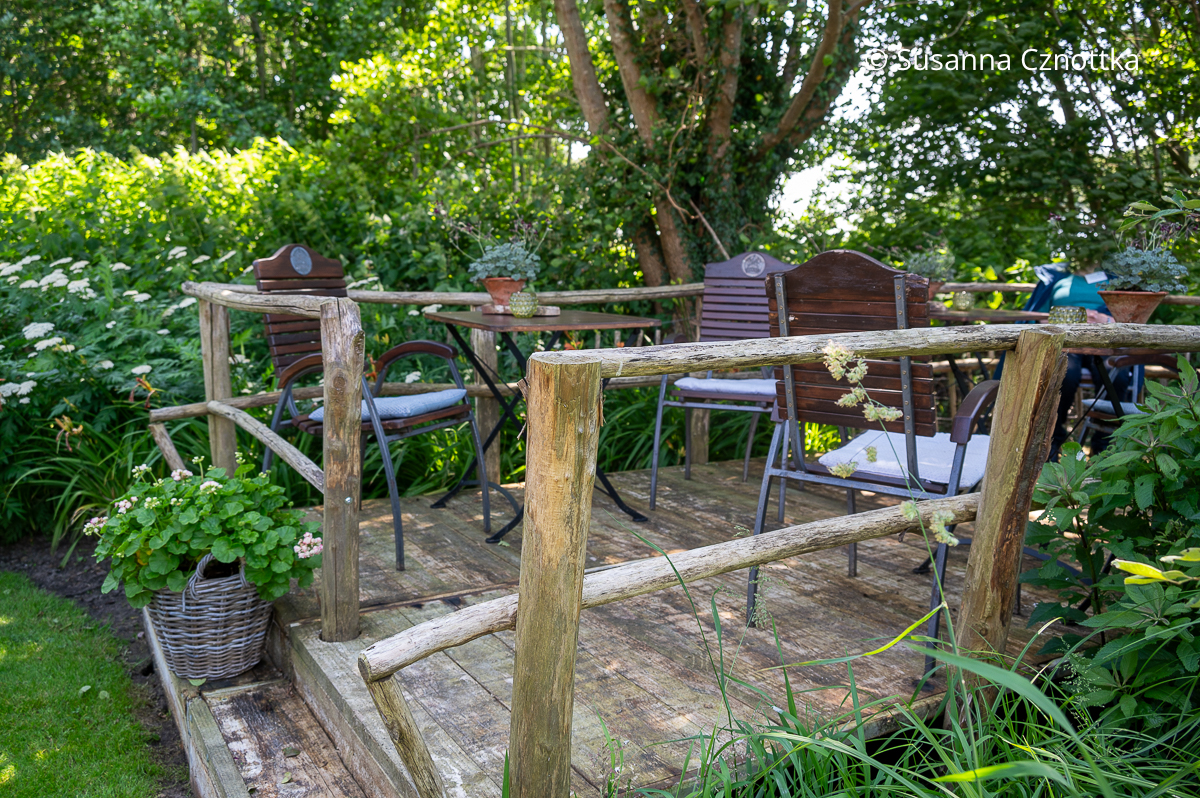 Sitzplatz im Garten: ein rustikales Holzdeck