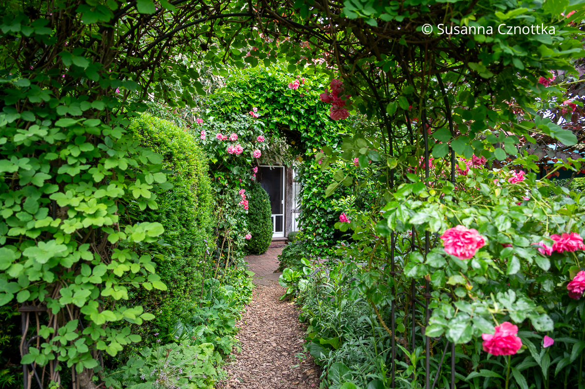 Romantische Sichtachse im Landhausgarten