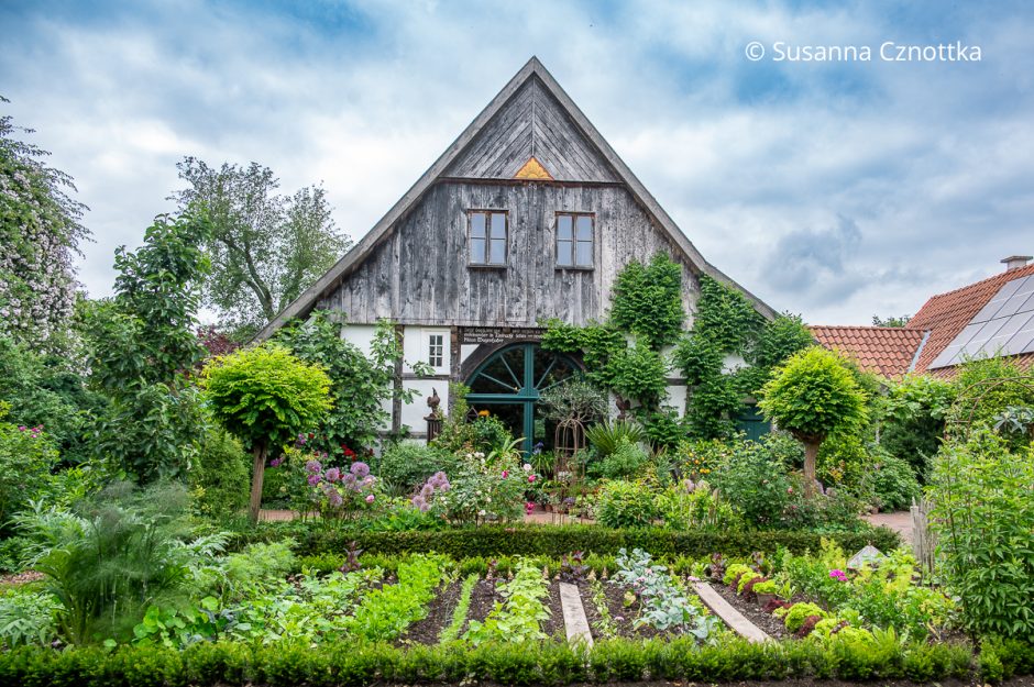 Landidylle: Wohnhaus und Gemüsegarten im Garten Wagenhuber