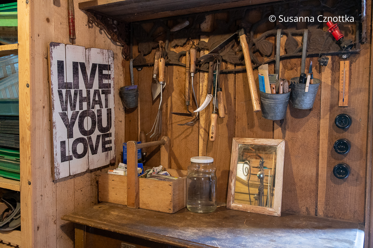Eine Tafel mit dem Motto "LIVE WHAT YOU LOVE" in einer Werkstatt