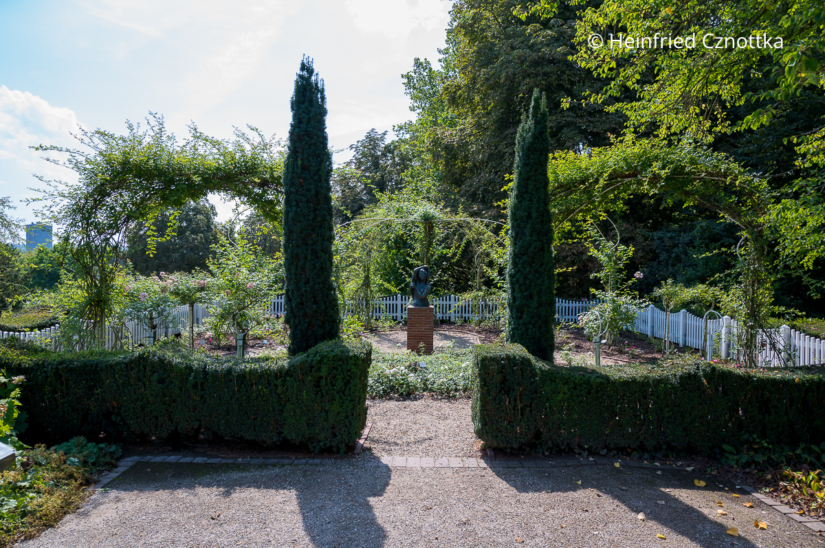 Eibensäulen am Eingang zu einem kleinen Schaugarten