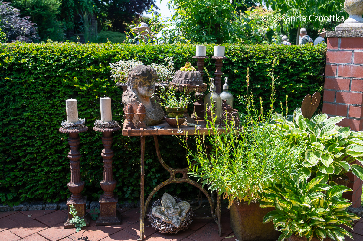 Gartendekorationen vor einer Eibenhecke Gartendekorationen vor einer Eibenhecke