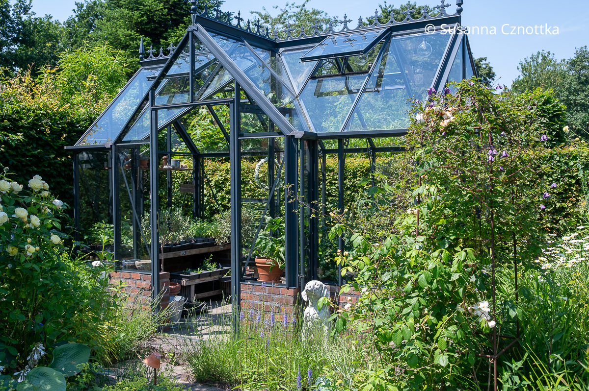 Schmuckstück im Garten: ein viktorianisches Gewächshaus mit Giebel und gemauertem Sockel Schmuckstück im Garten: ein viktorianisches Gewächshaus mit Giebel und gemauertem Sockel